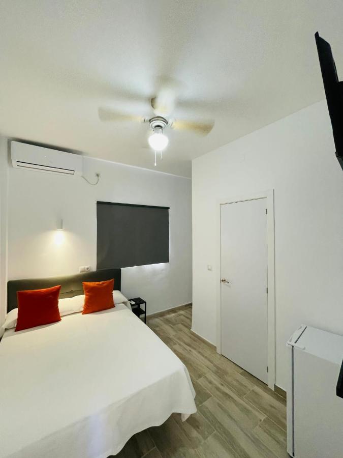 Micaela Charming Hostal Торремолинос Экстерьер фото