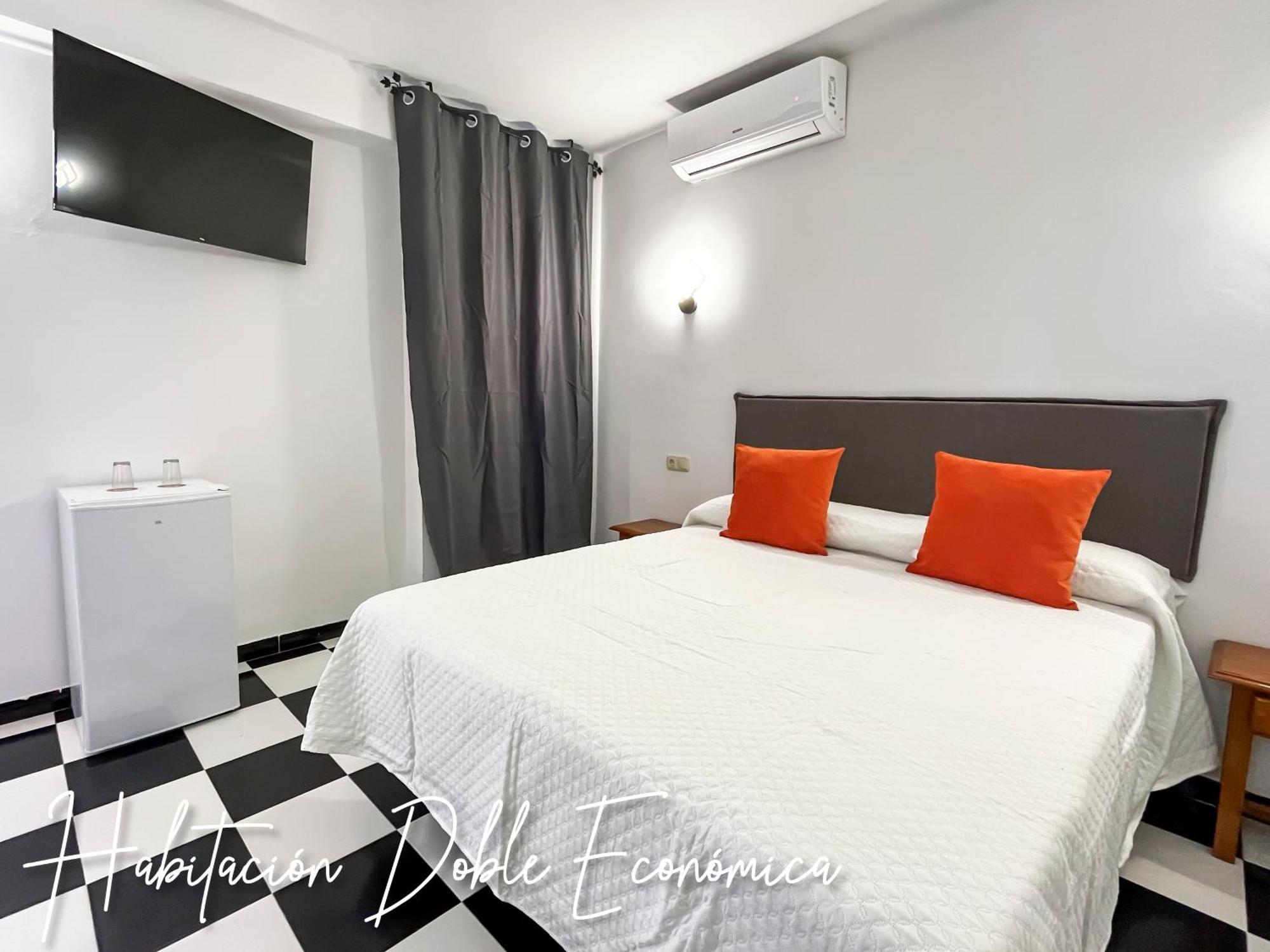 Micaela Charming Hostal Торремолинос Экстерьер фото