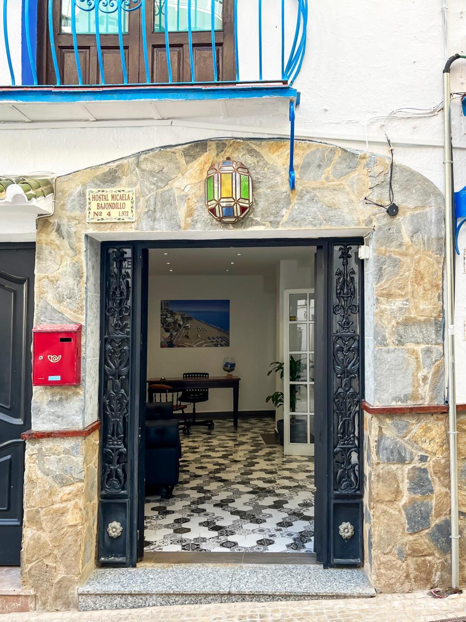Micaela Charming Hostal Торремолинос Экстерьер фото