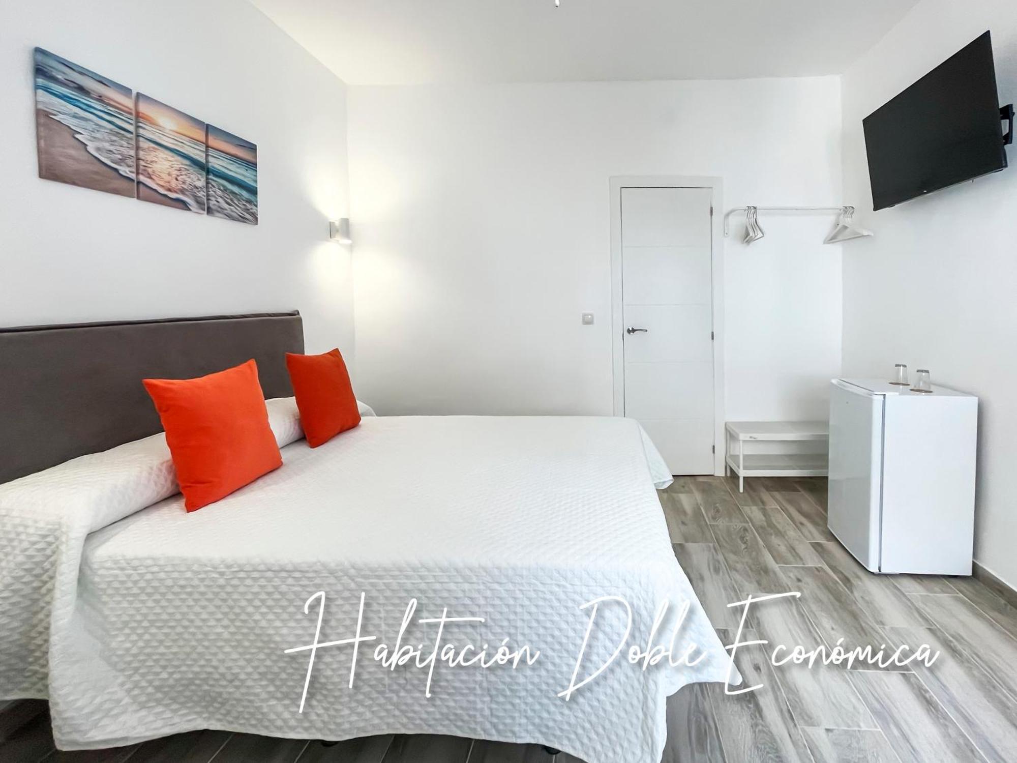 Micaela Charming Hostal Торремолинос Экстерьер фото