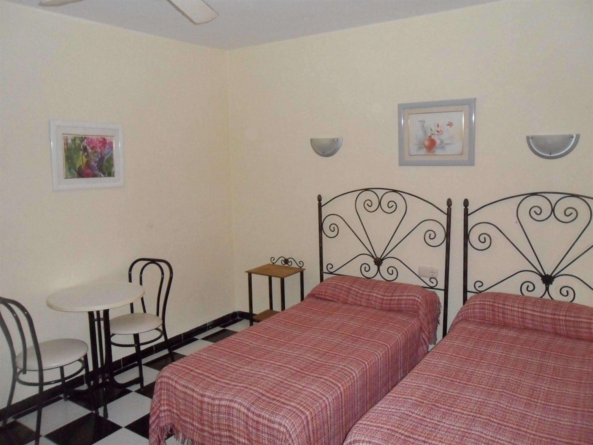 Micaela Charming Hostal Торремолинос Экстерьер фото